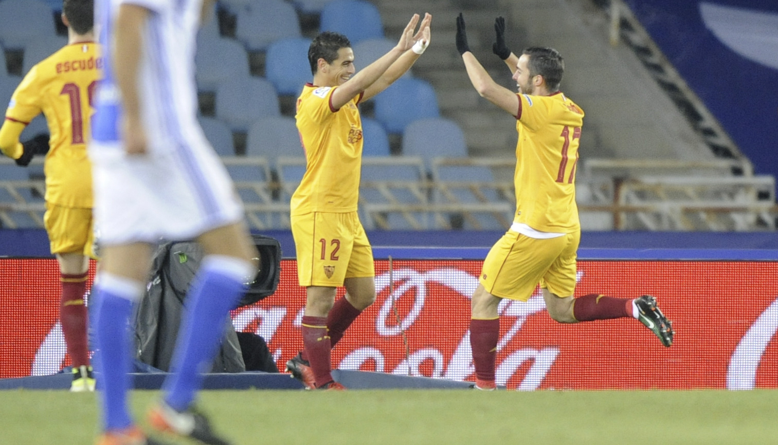 Ben Yedder y Sarabia celebran un gol en Anoeta