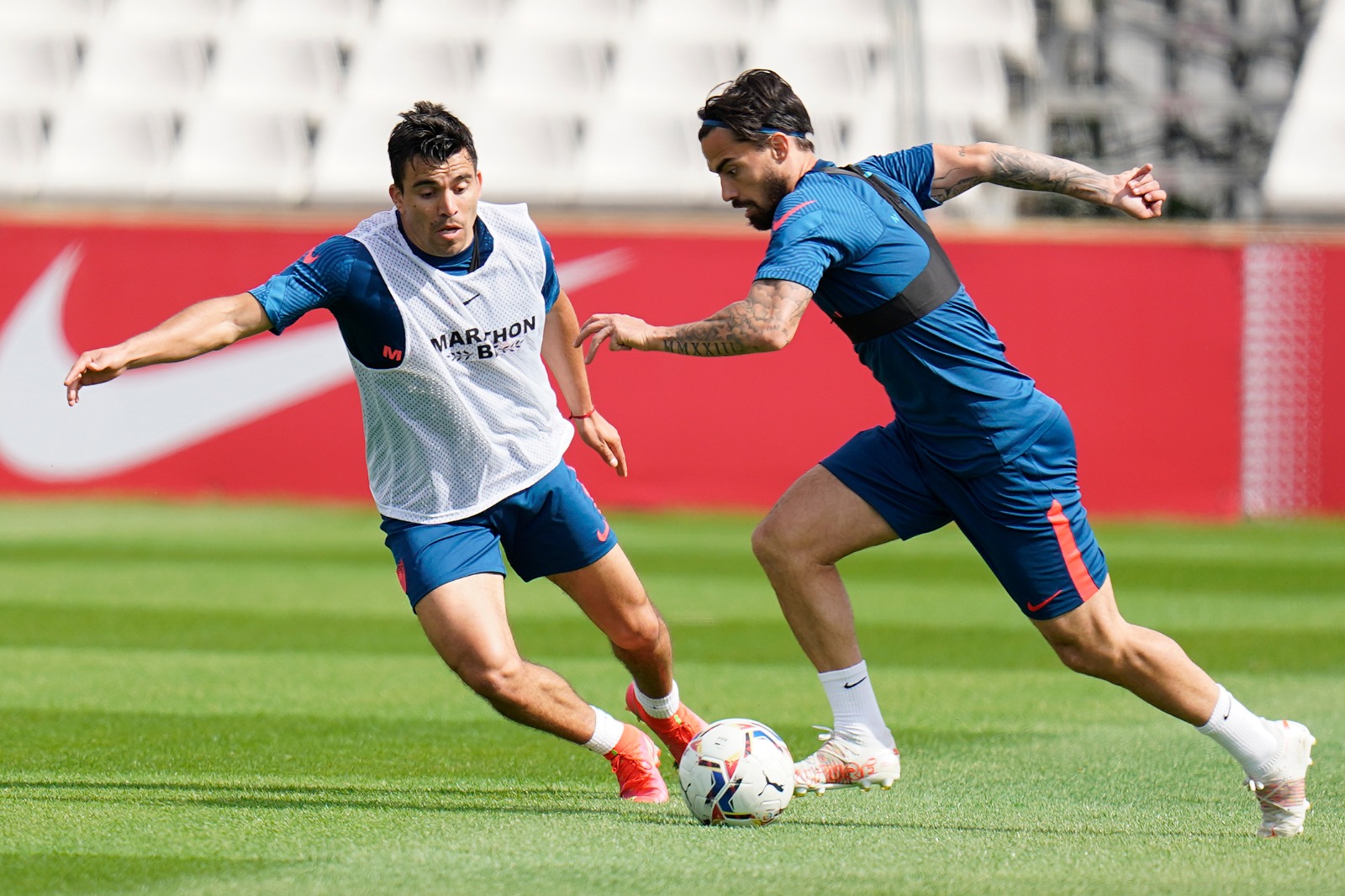 Suso y Acuña durante un entrenamiento del Sevilla FC