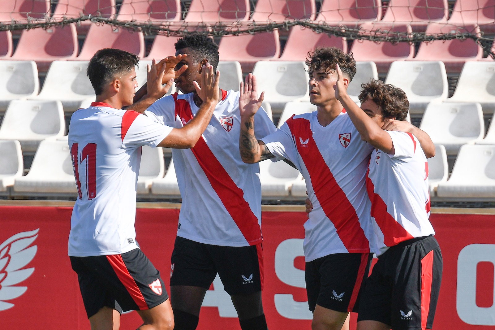 Los jugadores del Sevilla Atlético celebran un gol ante el Córdoba CF