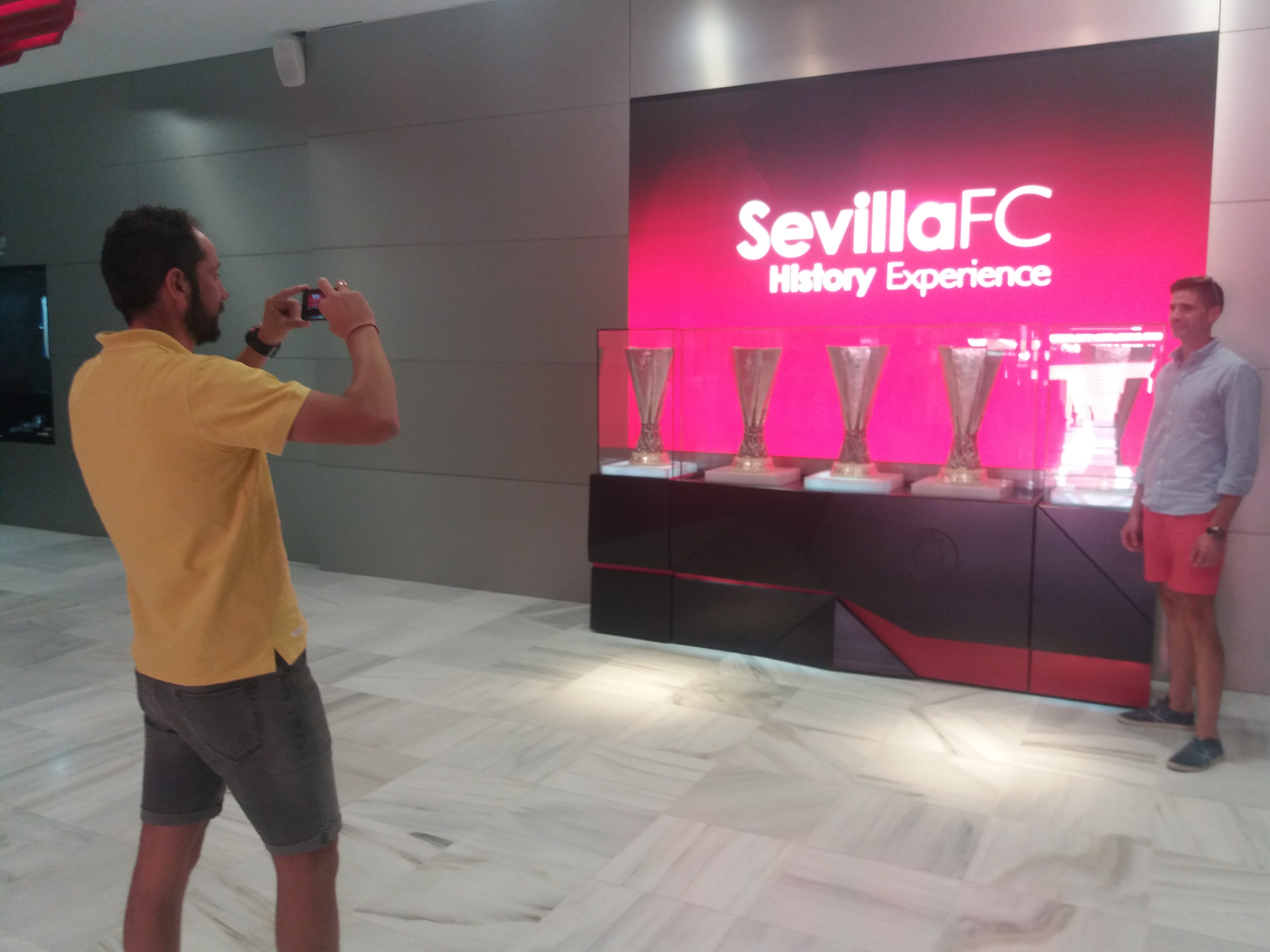 Machín fotografía a un amigo en el  Sevilla FC RSP Stadium Tour 