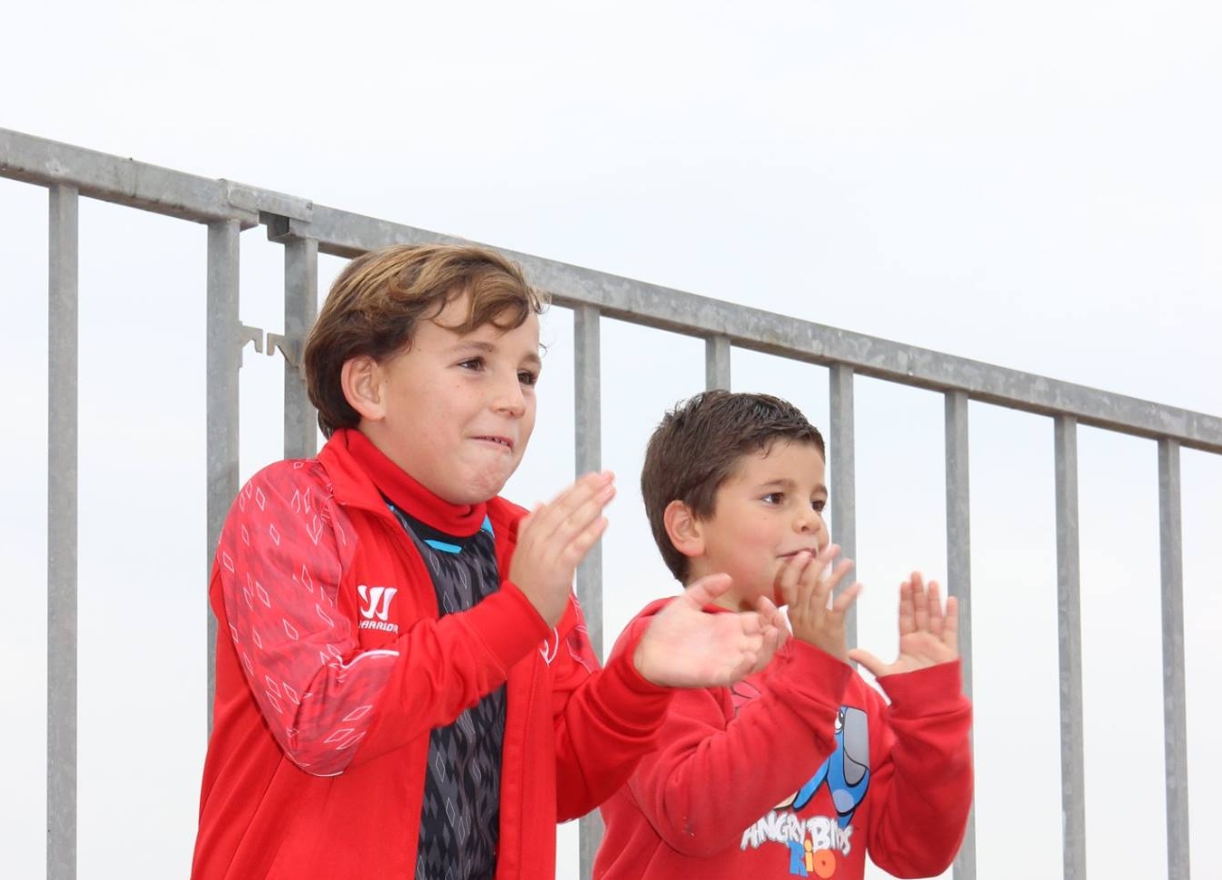 Dos niños animan durante el partido del Sevilla Atlético