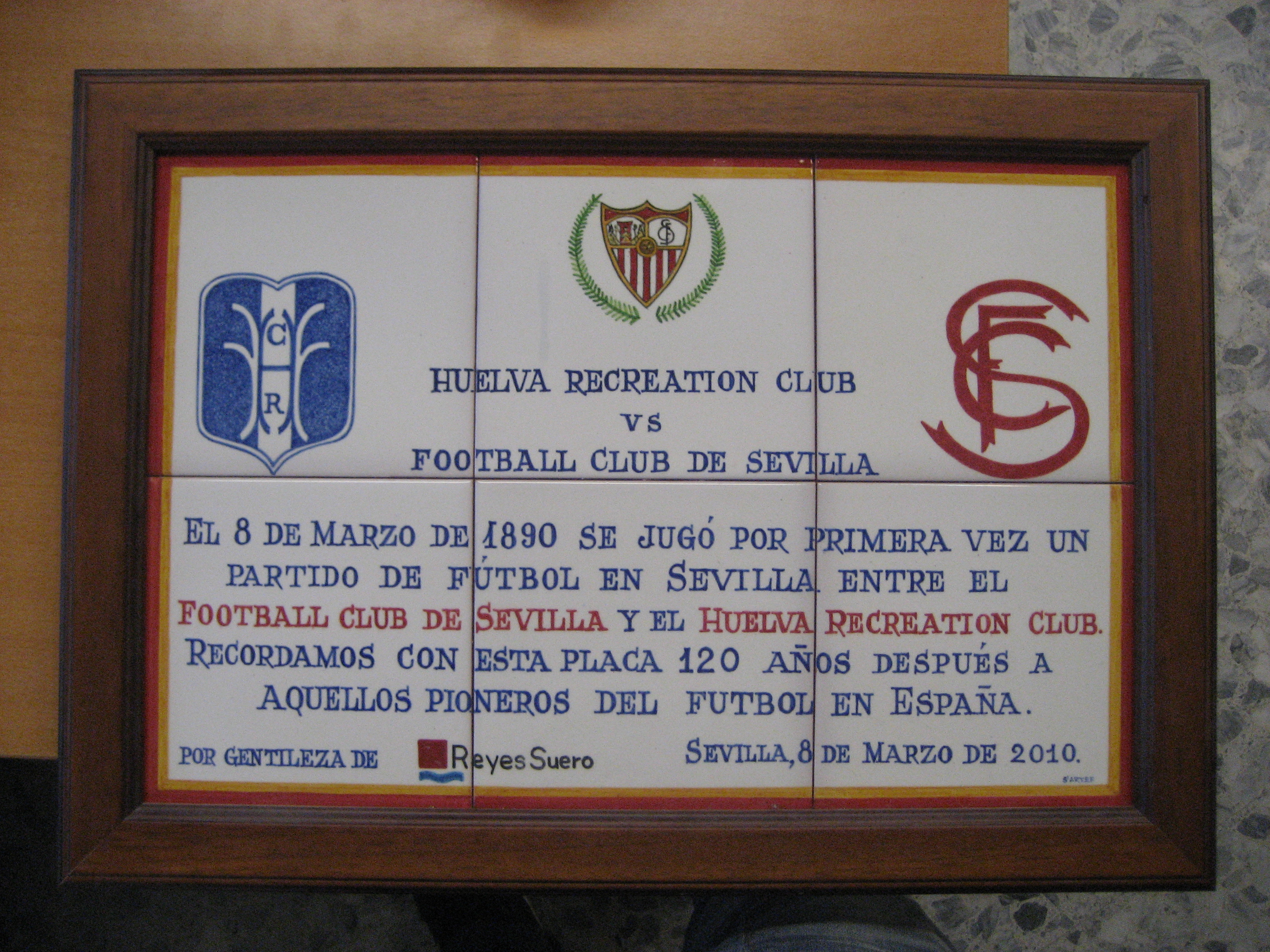 La placa conmmemorativa del primer partido del Sevilla FC