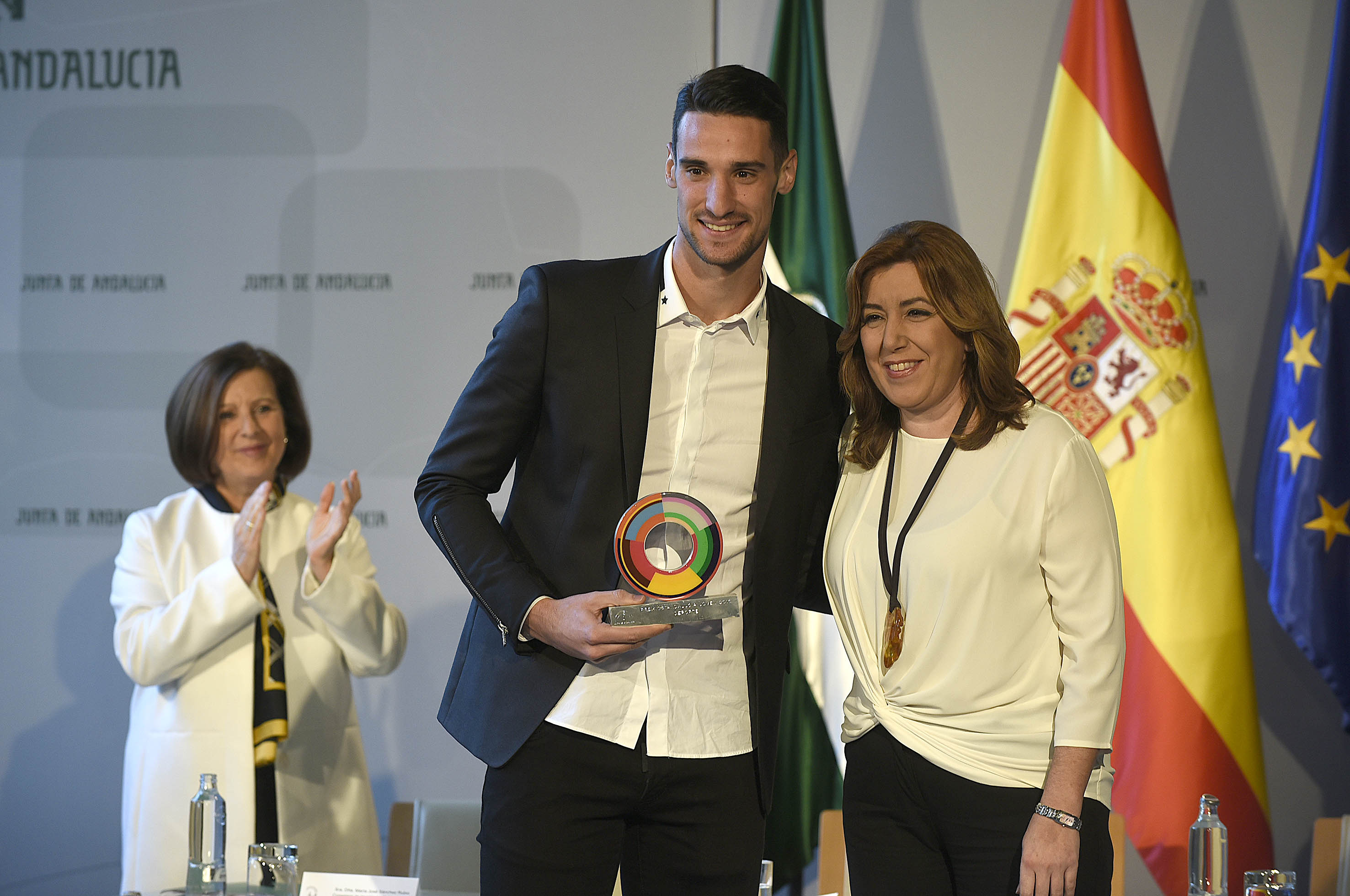 Sergio Rico, junto a la presidenta de la Junta de Andalucía 
