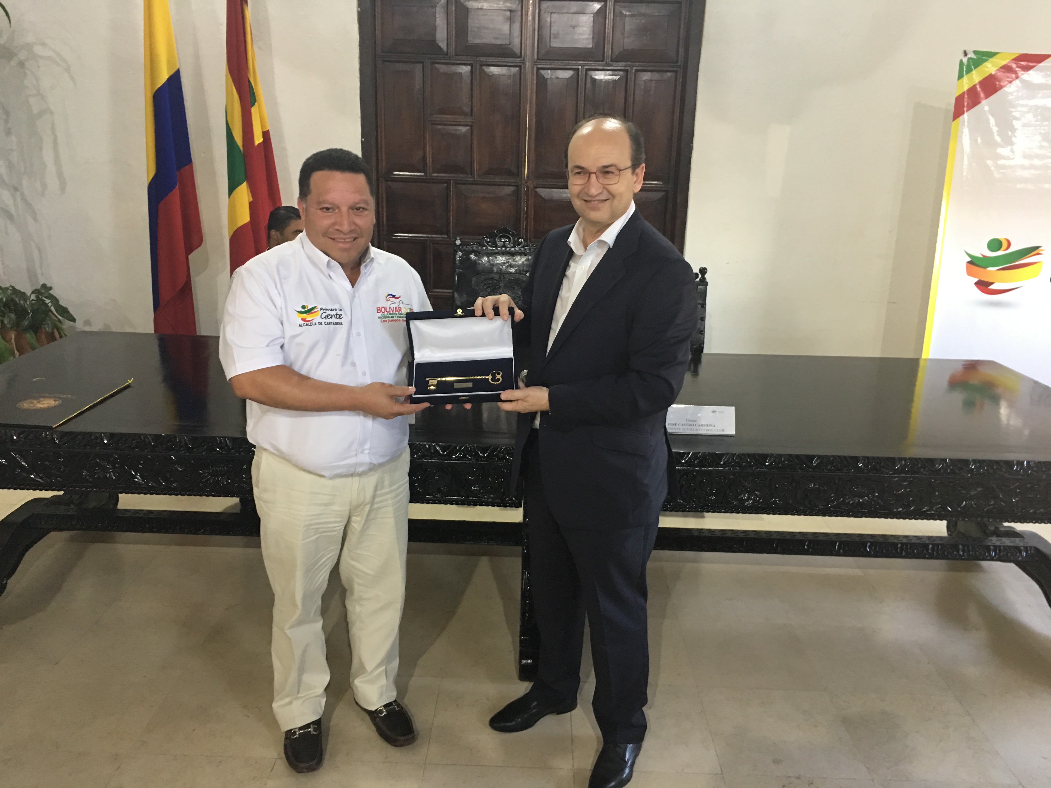 President José Castro receives the key to the city of Cartagena de Indias