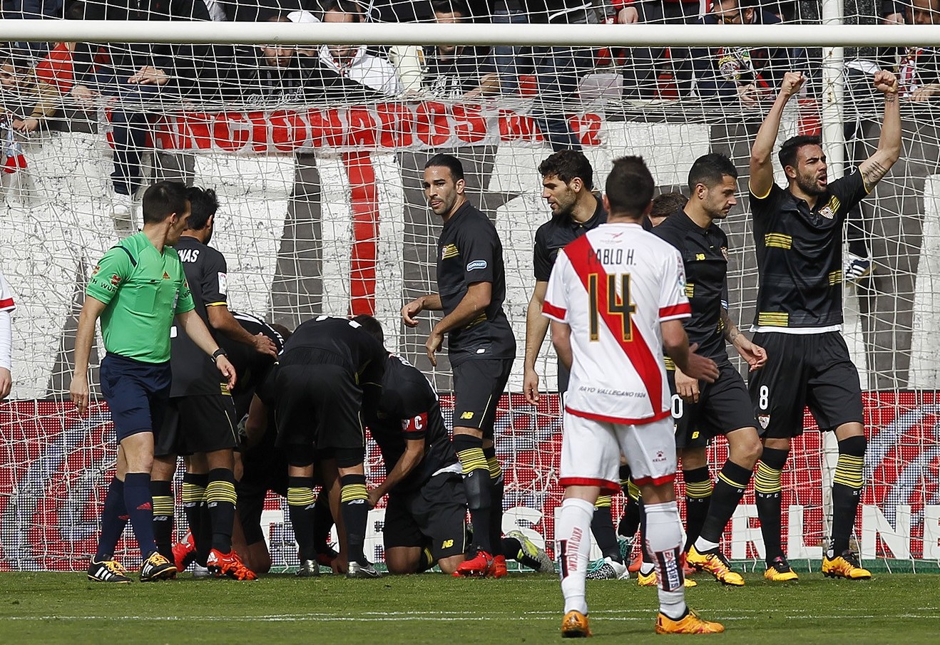 Celebración del gol de N'Zonzi en el Rayo-Sevilla FC