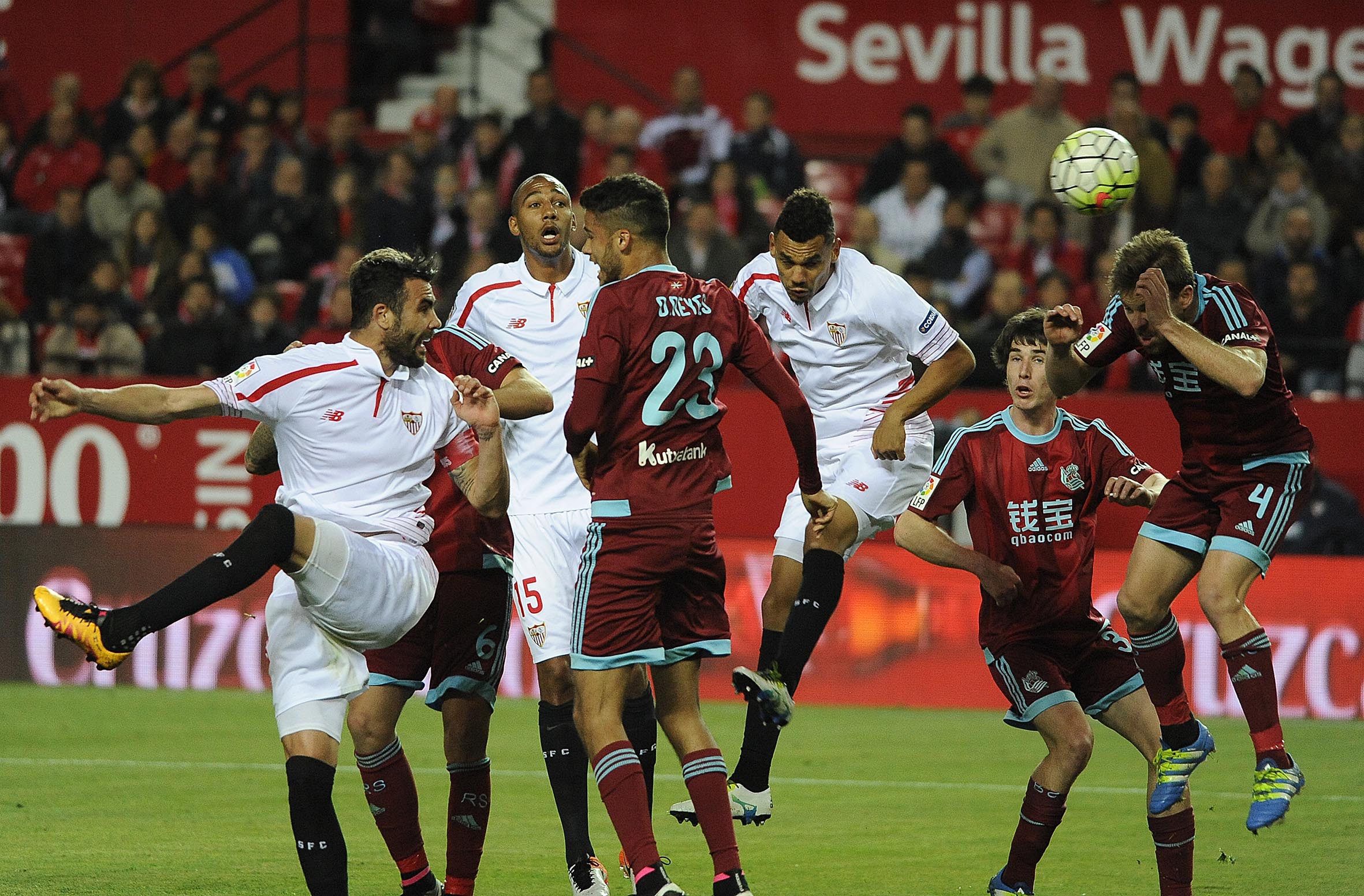 Jugada ofensiva del Sevilla FC ante la Real Sociedad