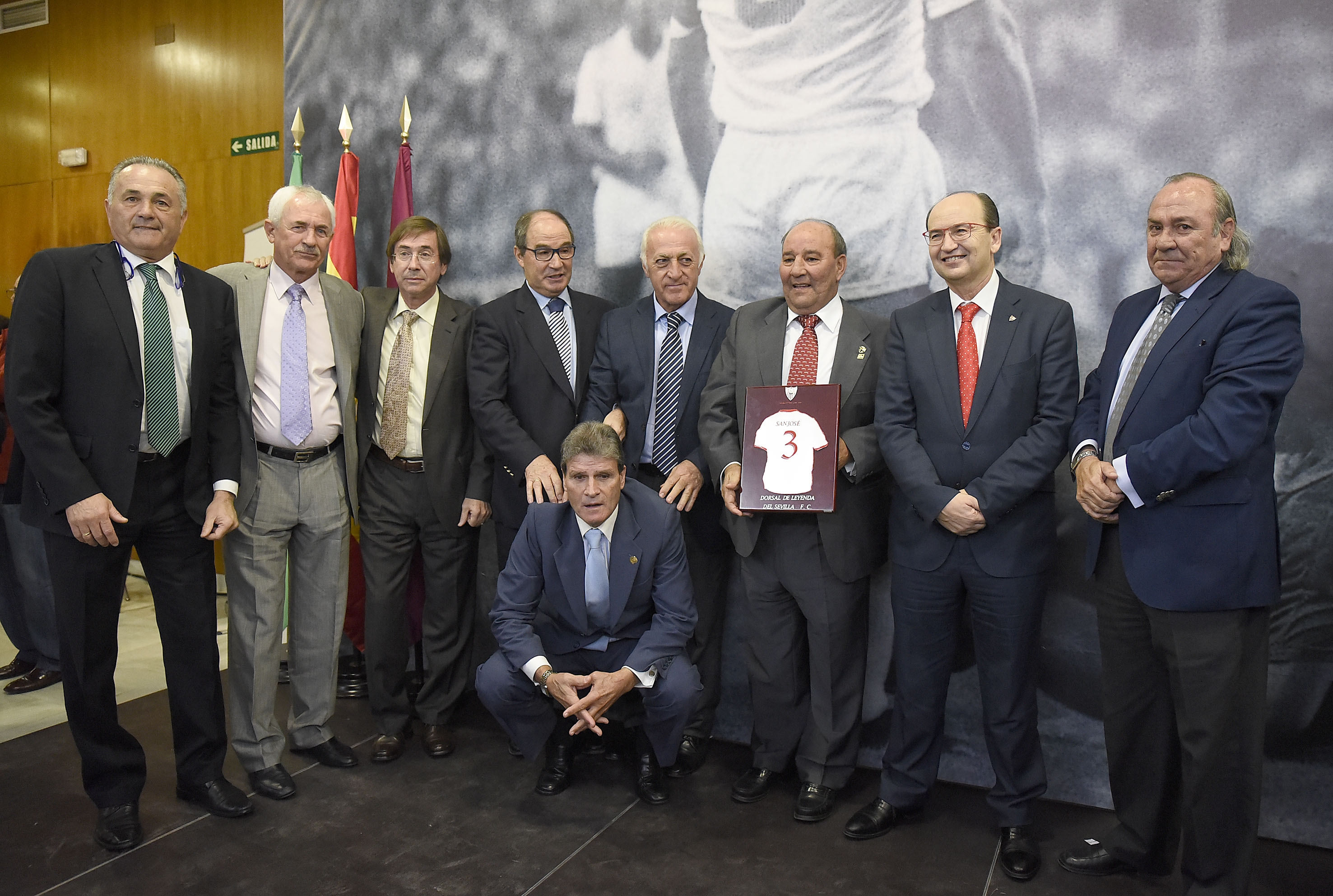 Foto de familia de Curro Sanjosé con sus excompañeros béticos