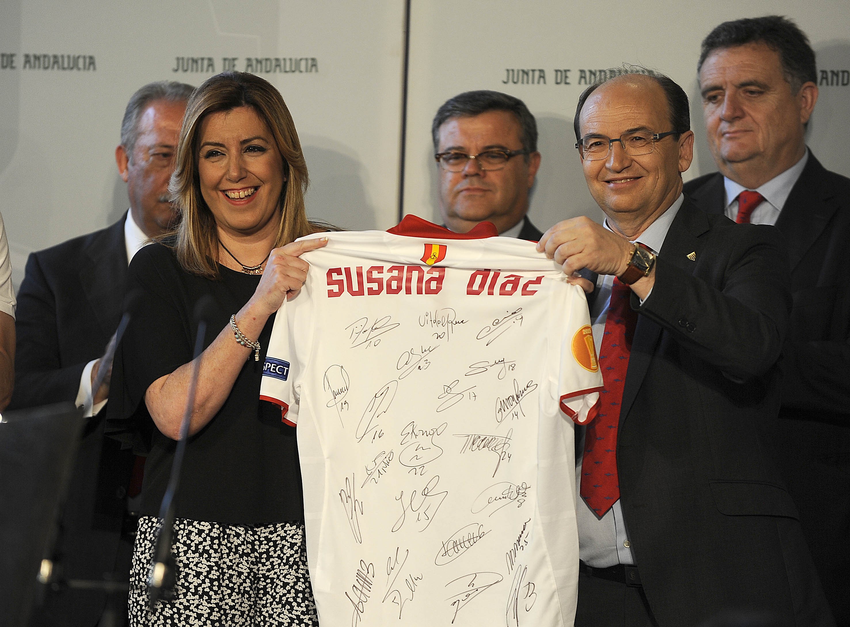 Entrega de la camiseta del Sevilla FC a la presidente de la Junta de Andalucía