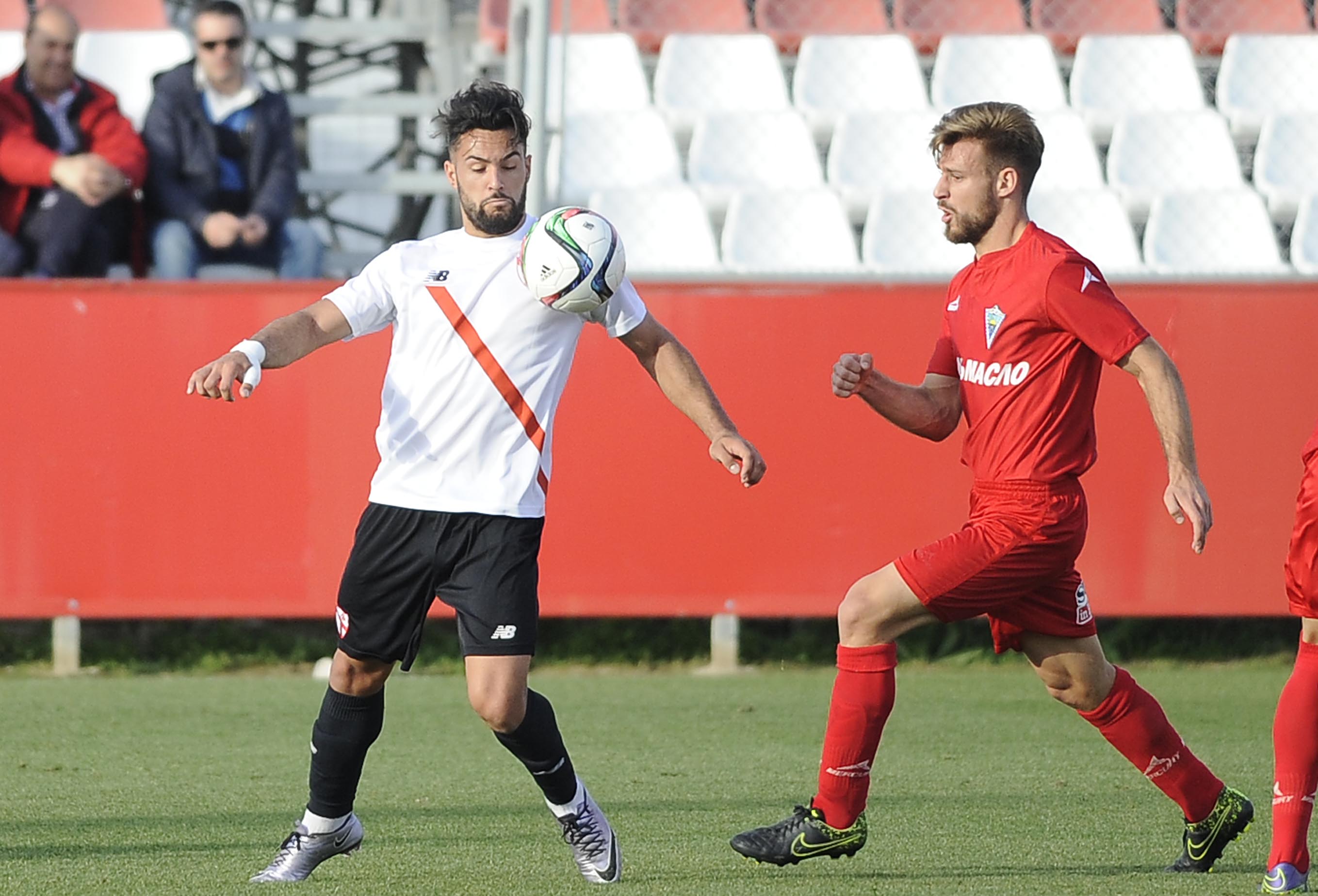 Ivi y Rafa Navarro en el partido entre el Sevilla Atlético y el Marbella