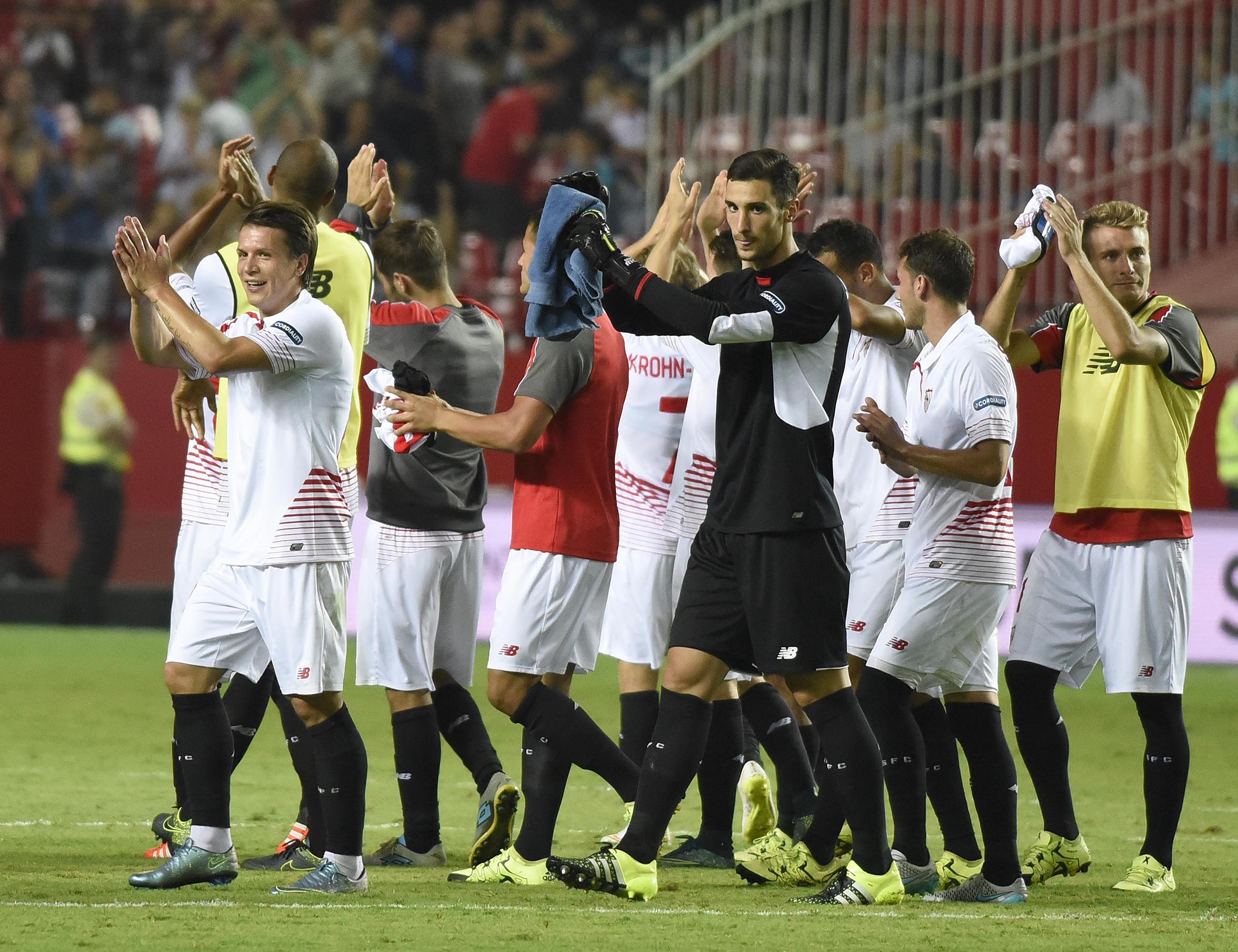 Sergio Rico celebra la victoria del Sevilla FC ante el Rayo
