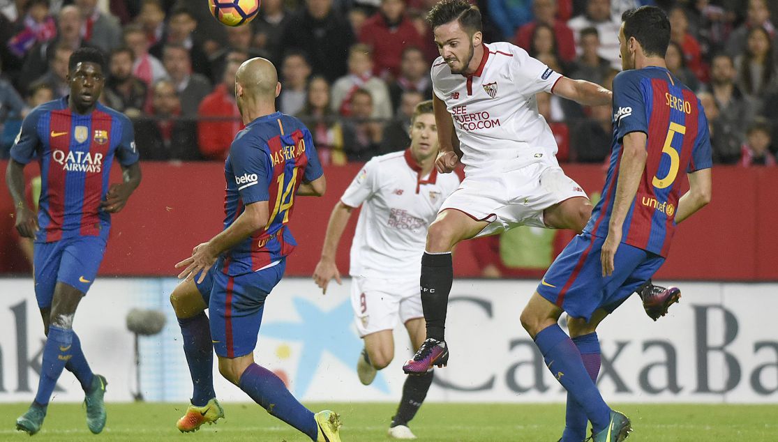 Sarabia controla el balón ante el FC Barcelona 