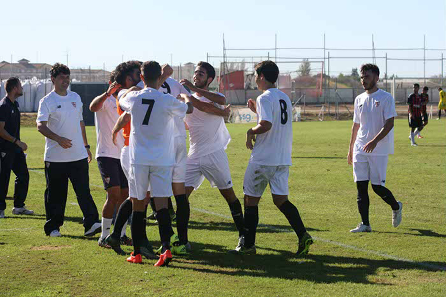 El Sevilla C celebra ante el Cabecense