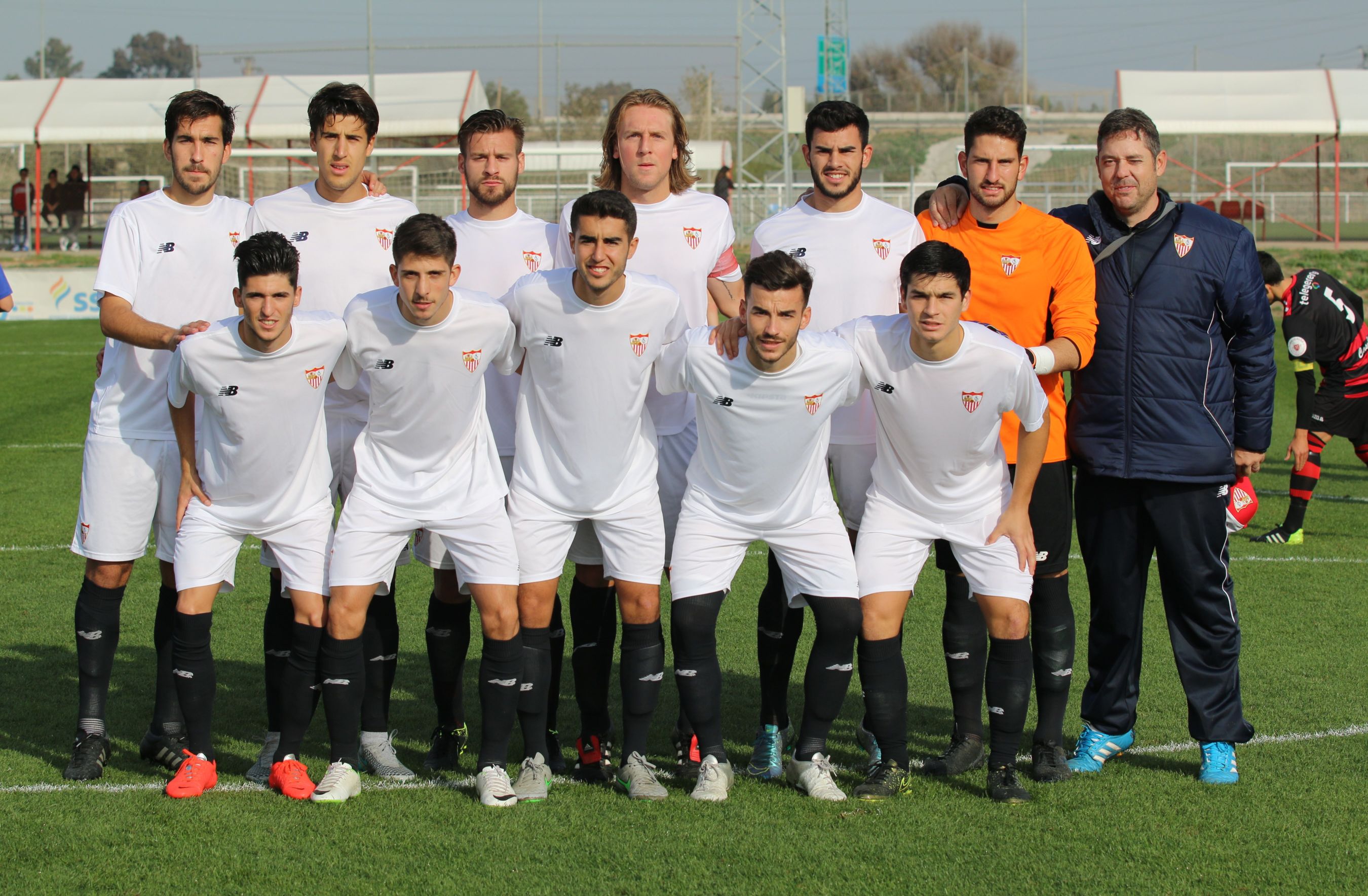 Formación del Sevilla FC C en la ciudad deportiva