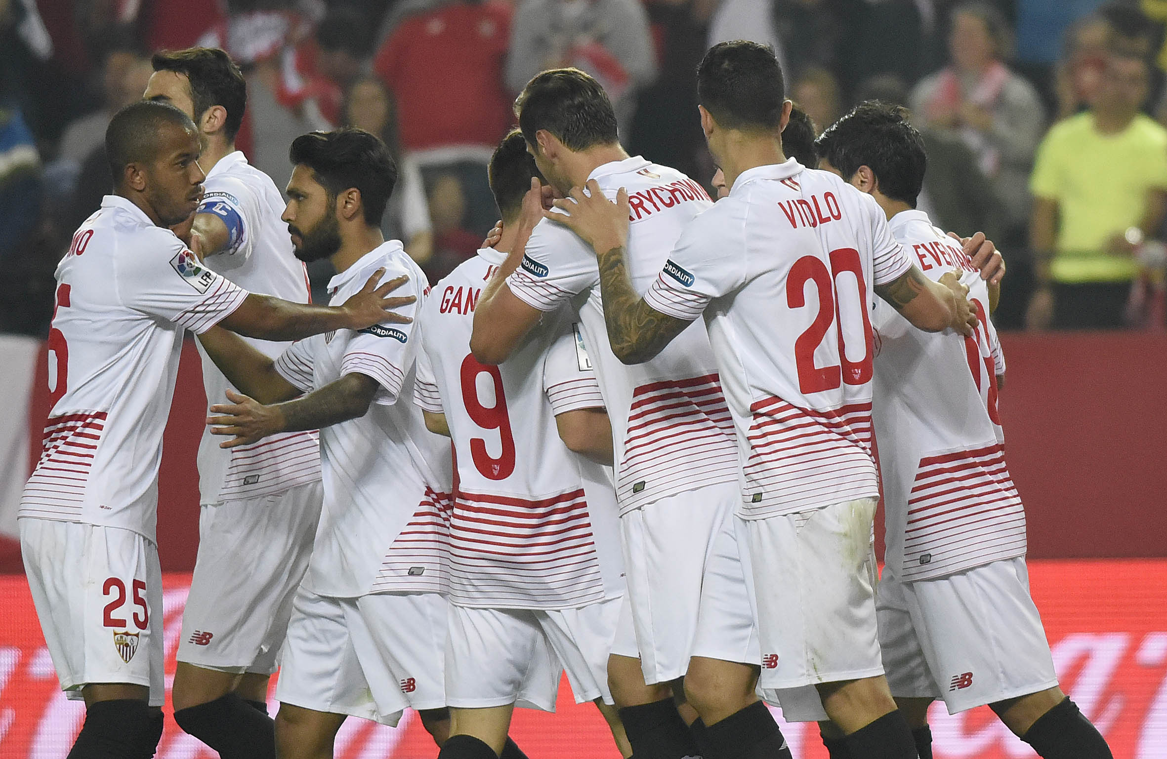 Jugadores del Sevilla FC festejan el gol de Gameiro