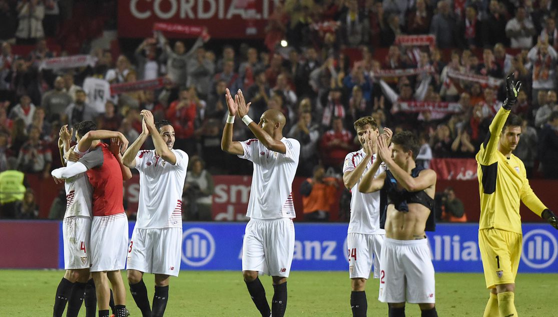 Jugadores del Sevilla FC celebran el triunfo ante el Madrid