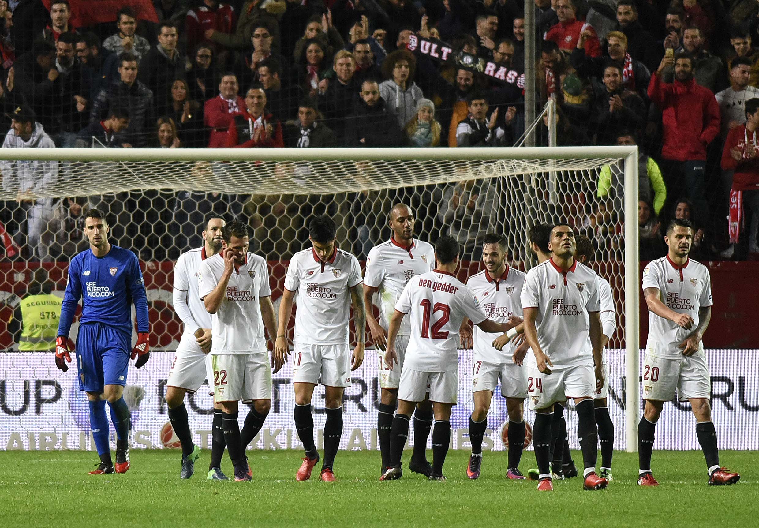 El Sevilla FC celebra el triunfo contra el Valencia CF