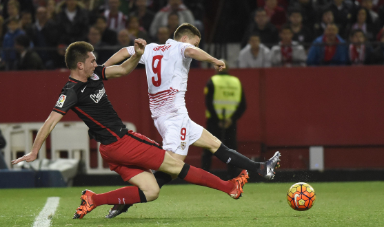 Gameiro lucha por un balón en el Sevilla-Athletic de Liga