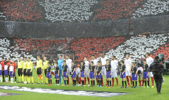 Los dos equipos en los prolegómenos del Athletic Club-Sevilla FC