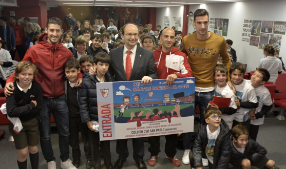 El presidente José Castro, Sergio Rico y Escudero posan con los alumnos El presidente José Castro, Sergio Rico y Escudero con los alumnos