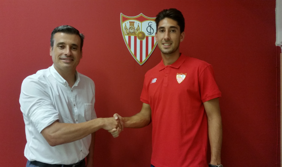 Schetino, tras firmar su nuevo contrato con el Sevilla FC