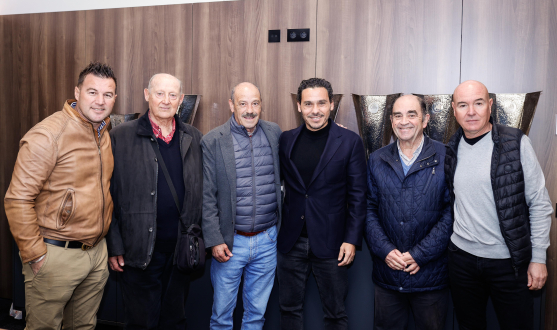 El presidente del Sevilla FC, con miembros de la Asociación de Veteranos