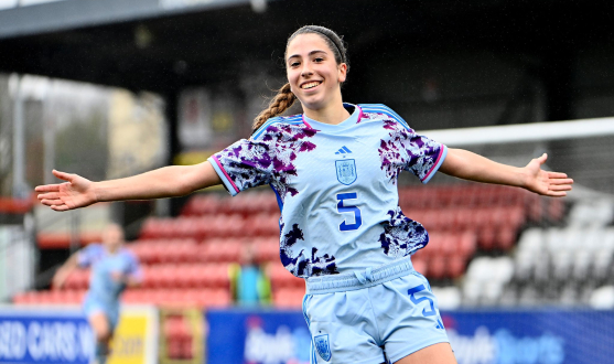 Julia Torres celebra un tanto con la selección española
