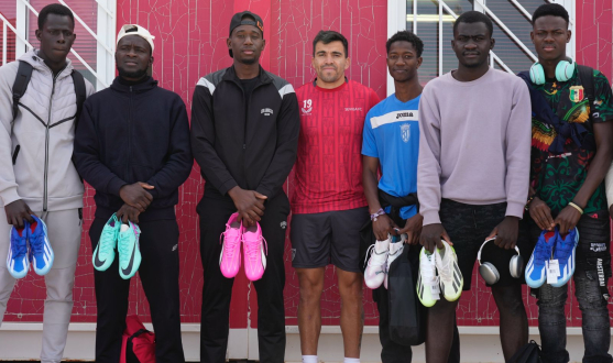 Acuña junto al equipo masculino de refugiados del Mundialito de la Inmigración.