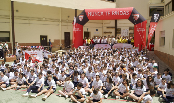 Foto de familia en una de las visitas a un colegio