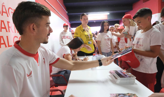 Kike Salas firmando autógrafos a los niños de 'Sácale Partido al Cole'.