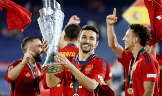 Navas lifts the UEFA Nations League trophy 