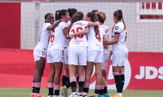 Celebración de gol del Femenino ante el Sporting de Huelva
