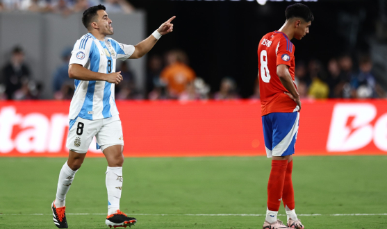 Marcos Acuña sale al terreno de juego en el Chile-Argentina