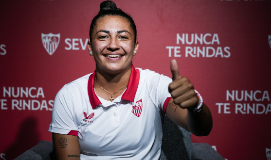 Lucía Moral hace un gesto de aprobación antes de su primera entrevista
