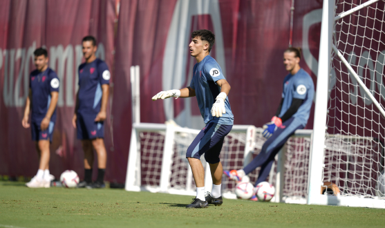 Alberto Flores, con Nyland de fondo durante un entrenamiento.