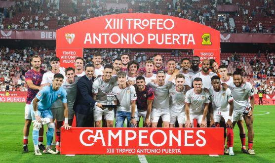 Imagen del Sevilla FC con el trofeo Antonio Puerta