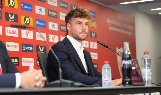 Álvaro Fernández en su presentación como jugador del Sevilla FC