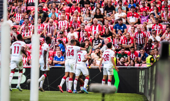 Imagen de los jugadores sevillistas celebrando el tanto del empate en San Mamés