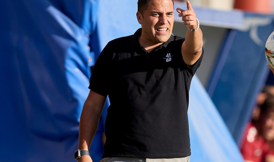 David Losada da instrucciones en la banda de la ciudad deportiva Levante UD