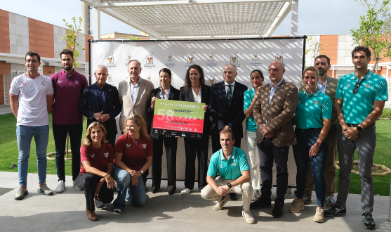 Foto de familia en la presentación del cartel de la regata Sevilla-Betis.