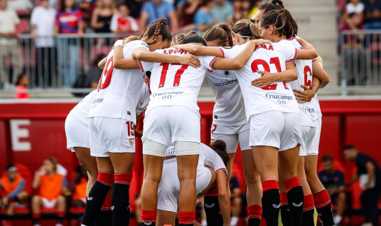 Las jugadoras hacen piña en el partido ante el FC Barcelona