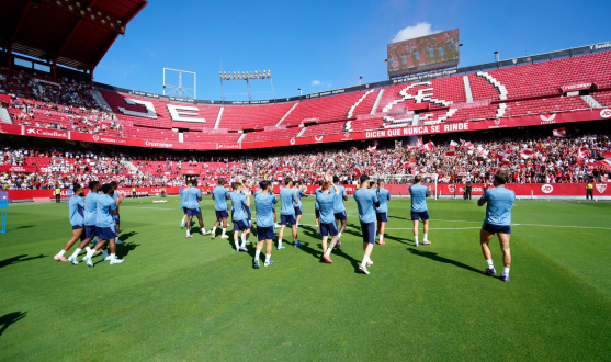 El Sevilla FC se ejercitó este sábado en el Sánchez-Pizjuán ante más de 15.000 espectadores