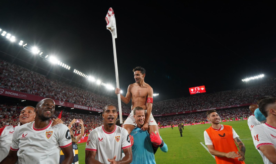 Navas es vitoreado por los suyos tras el derbi