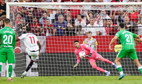 Lukebakio, en el momento de lanzar el penalti