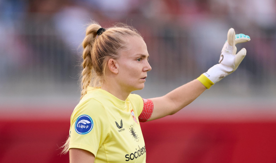 Esther Sullastres da instrucciones en el duelo ante el FC Barcelona