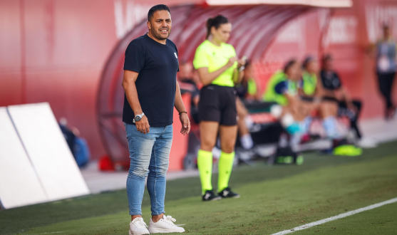 David Losada observa el encuentro desde la banda del Jesús Navas