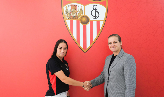 Alba López firma su primer contrato profesional