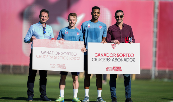 Los dos ganadores reciben el premio de manos de Peque y Sow.