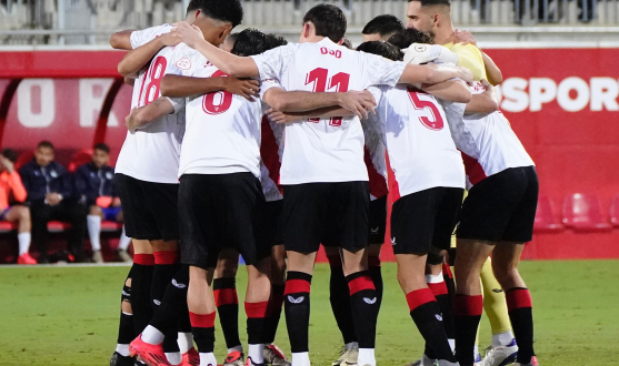 El Sevilla Atlético hace piña en uno de los encuentros de esta temporada