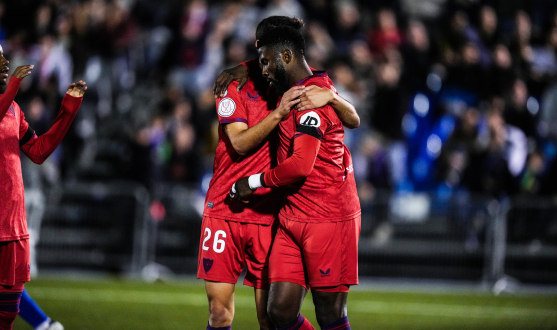 Juanlu e Iheanacho celebran un gol ante Las Rozas