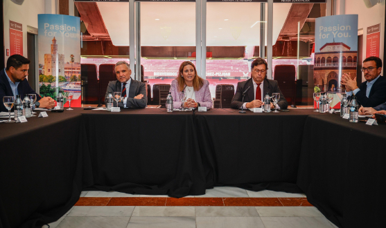 Mesa presidencial del evento en el Ramón Sánchez-Pizjuán.